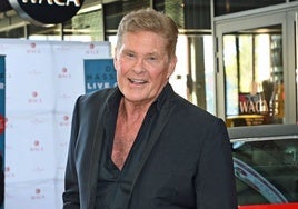Preocupación por la salud de David Hasselhoff tras ser visto en silla de ruedas en un aeropuerto