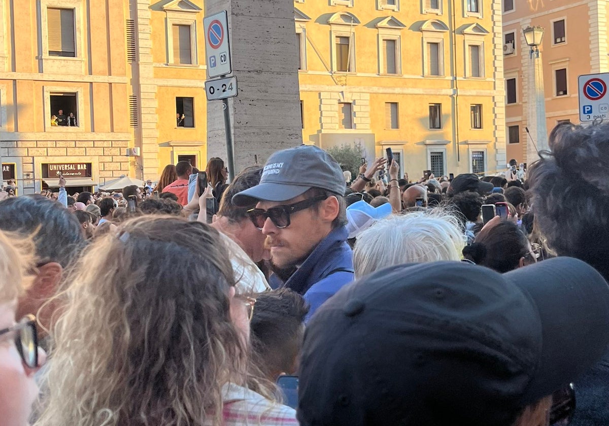 Pillan a Harry Styles viendo al nuevo Papa en el Vaticano como un fiel más