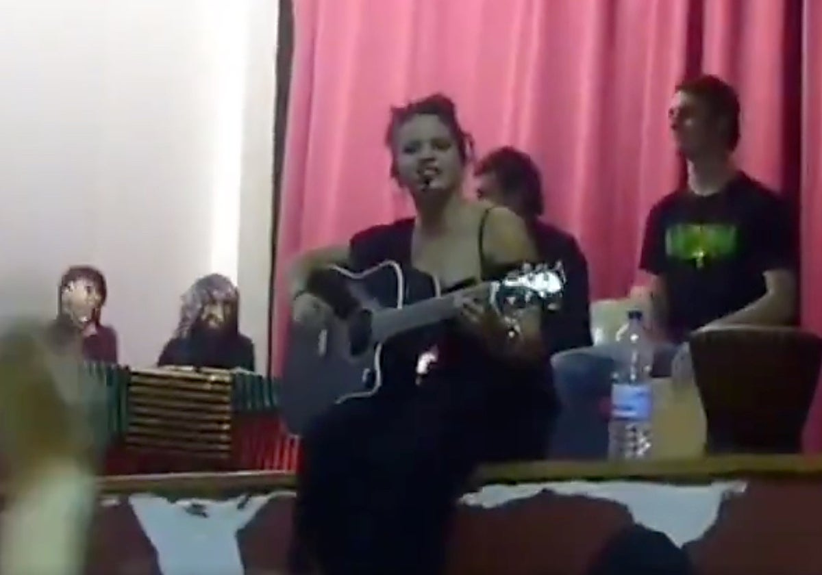 Rosalía, actuando en su instituto en 2008