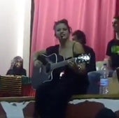 El día que Rosalía cantó 'Wonderwall' de Oasis a sus compañeros de instituto
