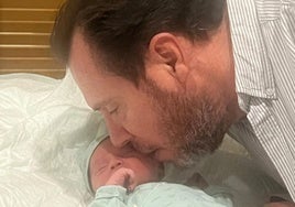 Los tres hijos de Óscar Puente: una chica artista, una más anónima y un primer varón que «continúa la saga»