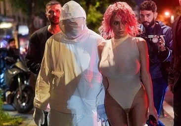 Bianca Censori escandaliza por las calles mallorquinas con un top de rejilla completamente transparente