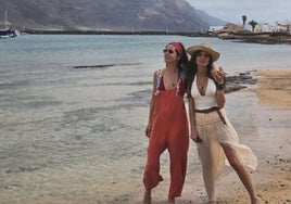 Isabel Jiménez cura penas junto a Sara Carbonero en el punto más remoto de Lanzarote
