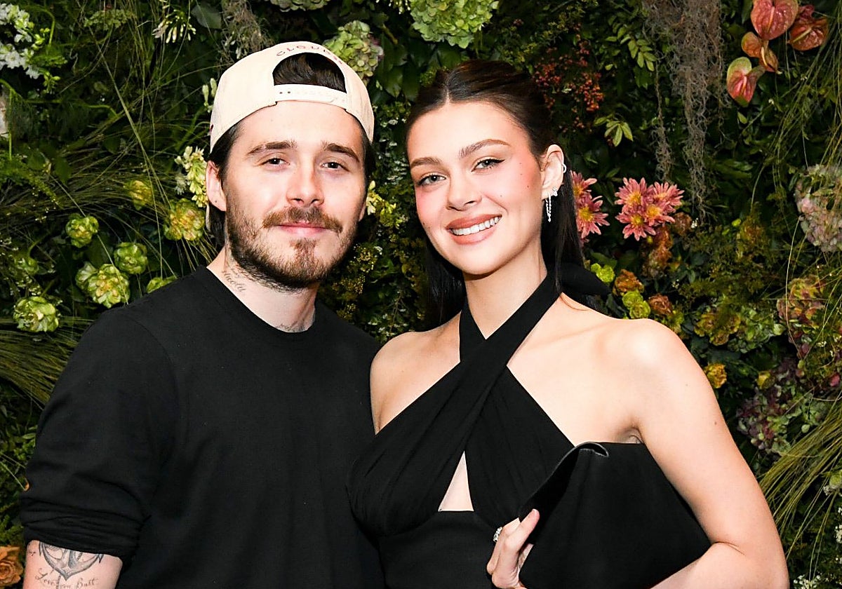 Brooklyn Beckham junto a su mujer