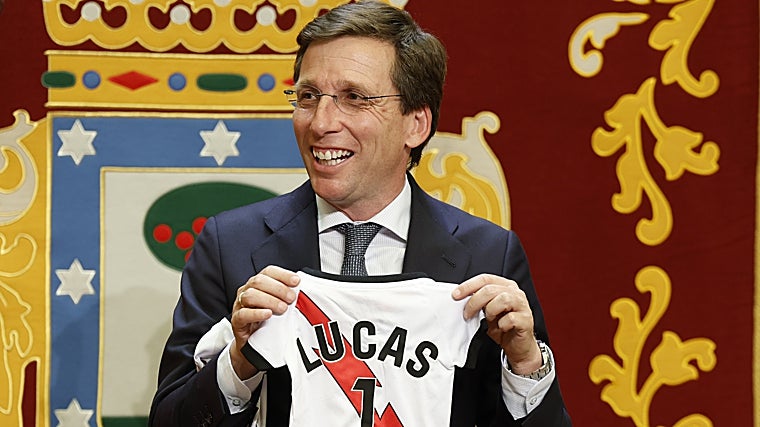 Almeida con la camiseta de su bebé