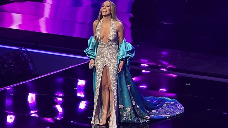 El beso lésbico de Jennifer Lopez a una bailarina incendia las redes