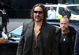 Russell Brand se declara inocente de violación y agresión sexual