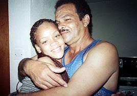 Muere el padre de Rihanna: la cantante le acompaña  pese a su polémica relación