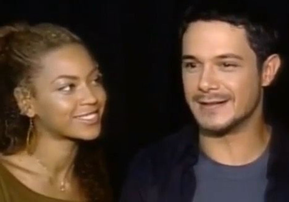 Beyoncé y Alejandro Sanz, en un momento de una entrevista de 2002.