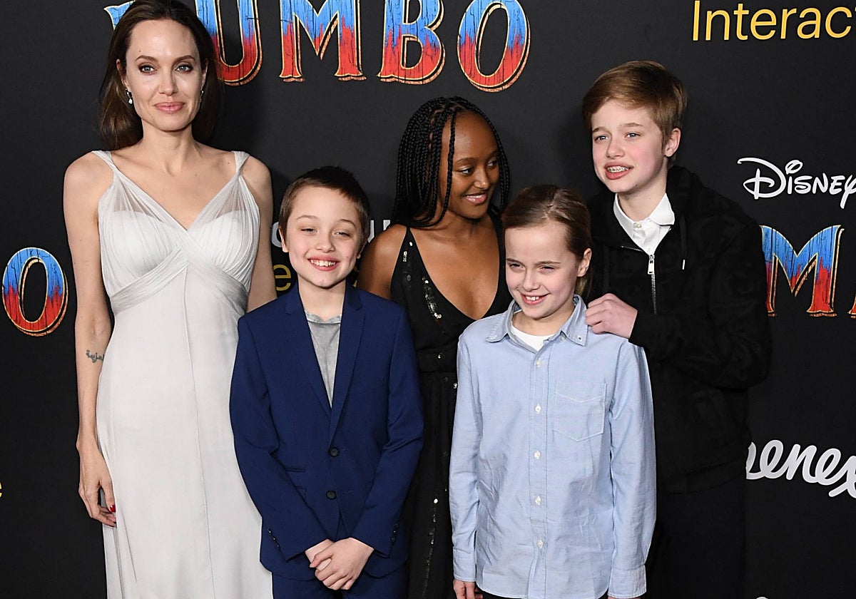 Angelina Jolie con algunos de sus hijos