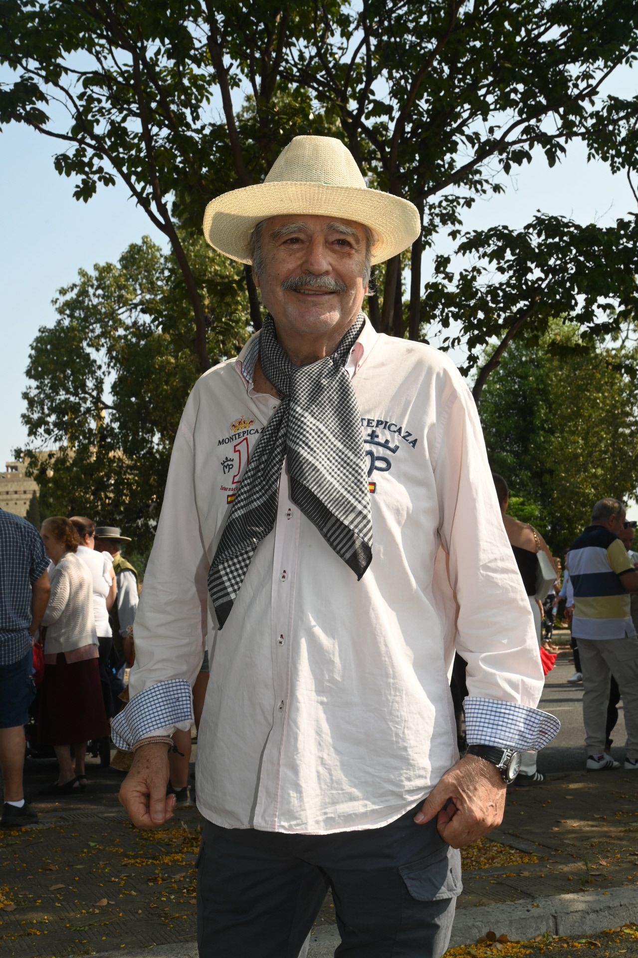 Los famosos se pasean por El Rocío, en imágenes