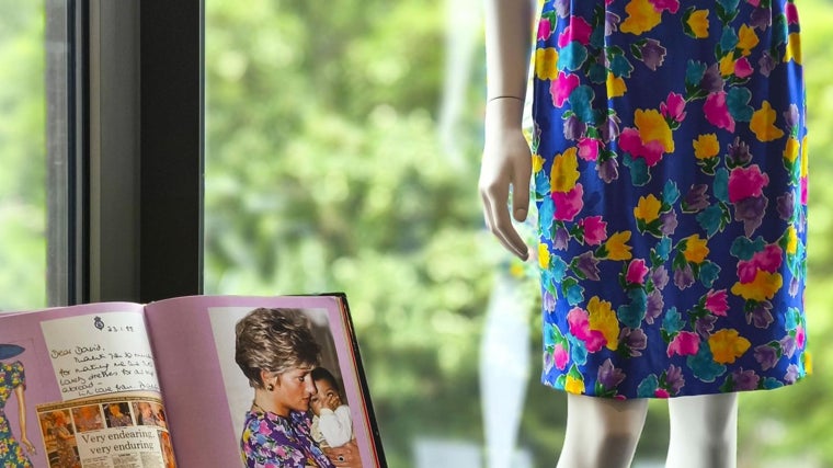 Este vestido de flores es uno de los que se subastan