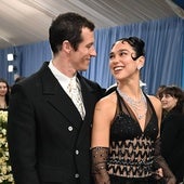 Dua Lipa confirma su compromiso con Callum Turner y desvela cuándo planean su boda