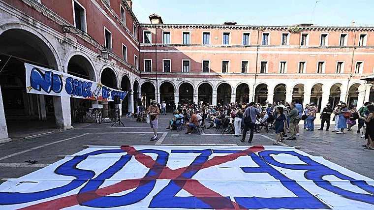 Fuertes protestas en Venecia por la boda de Jeff Bezos: «Impediremos el acceso con botes y barcas»
