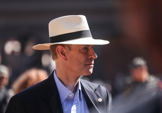 Eduardo, el Príncipe invisible en el balcón de Buckingham