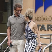 Álvaro Muñoz Escassi y Sheila Casas, juntos en la notaría para comprar una casa