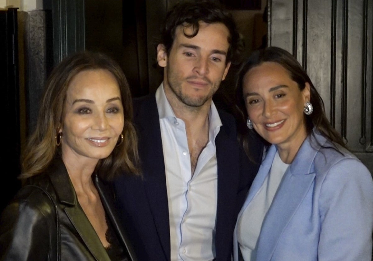 Isabel Preysler, Íñigo Onieva y Tamara Falcó, frete a las puertas de Casa Salesas.