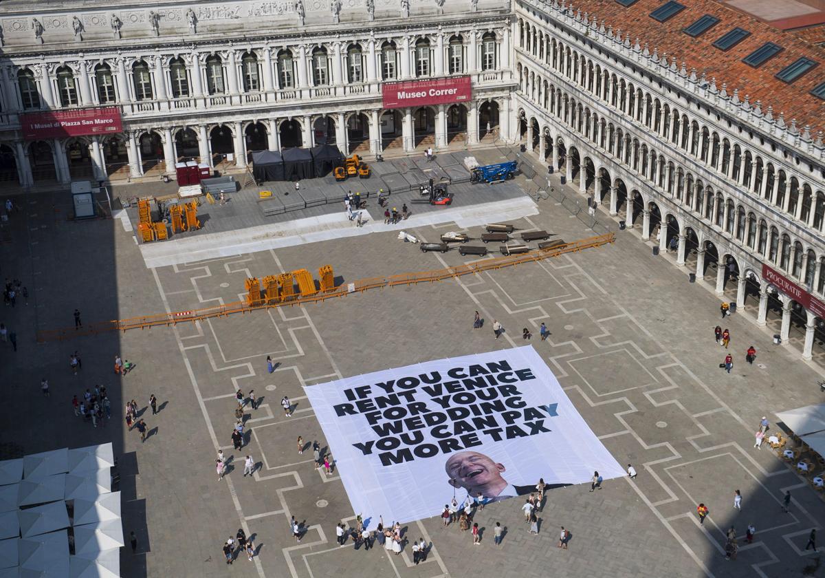 La pancarta desplegada por Greenpeace contra la boda de Jeff Bezos en Venecia.