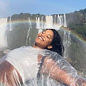 Muere una influencer brasileña al caer de un volcán en Indonesia