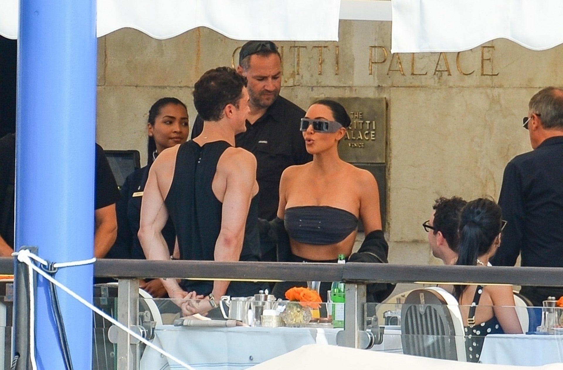 Kim Kardashian charlando con Orlando Bloom