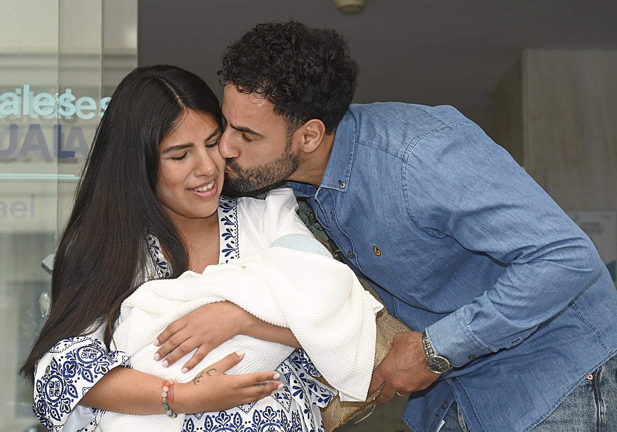 Asraf Beno besa a Isa Pantoja tras enseñar a Cairo a la prensa.