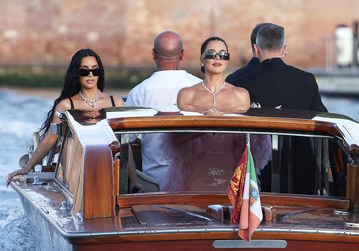 Kim Kardashian y Khloe Kardashian fueron unas de las invitadas a la boda del fundador de Amazon, Jeff Bezos, y la periodista Lauren Sanchez.