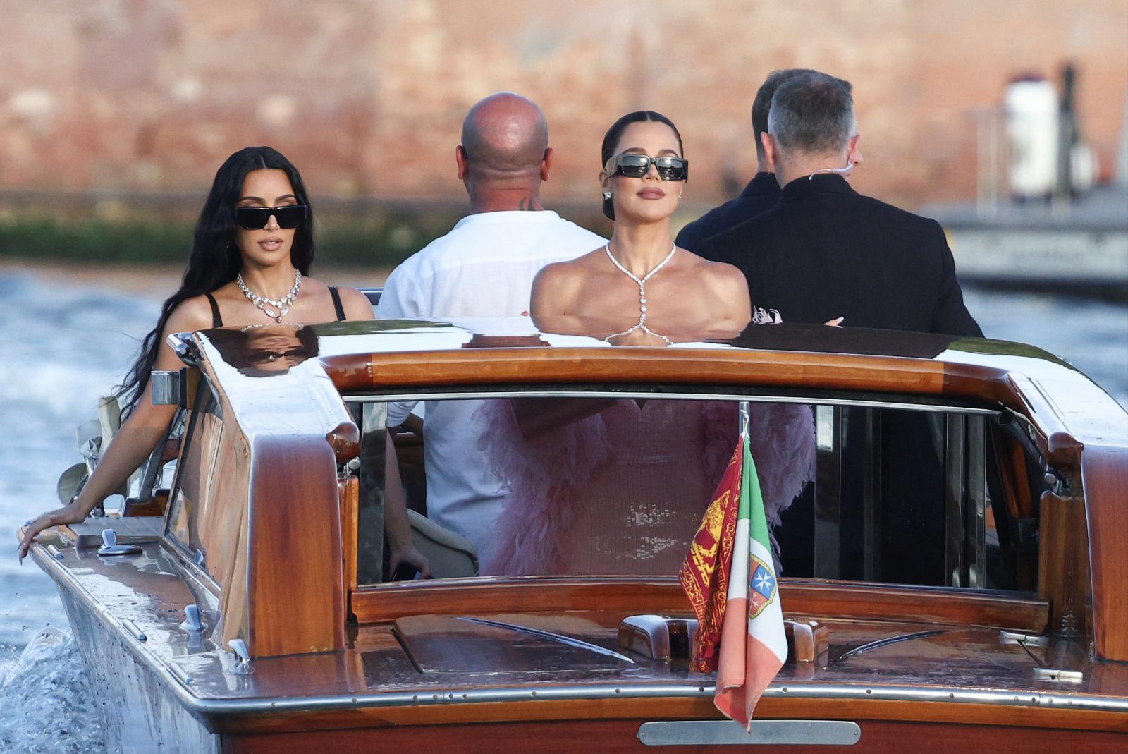 Kim Kardashian y Khloe Kardashian viajan en barco en el segundo día de los festejos de la boda del fundador de Amazon, Jeff Bezos, y la periodista Lauren Sanchez.