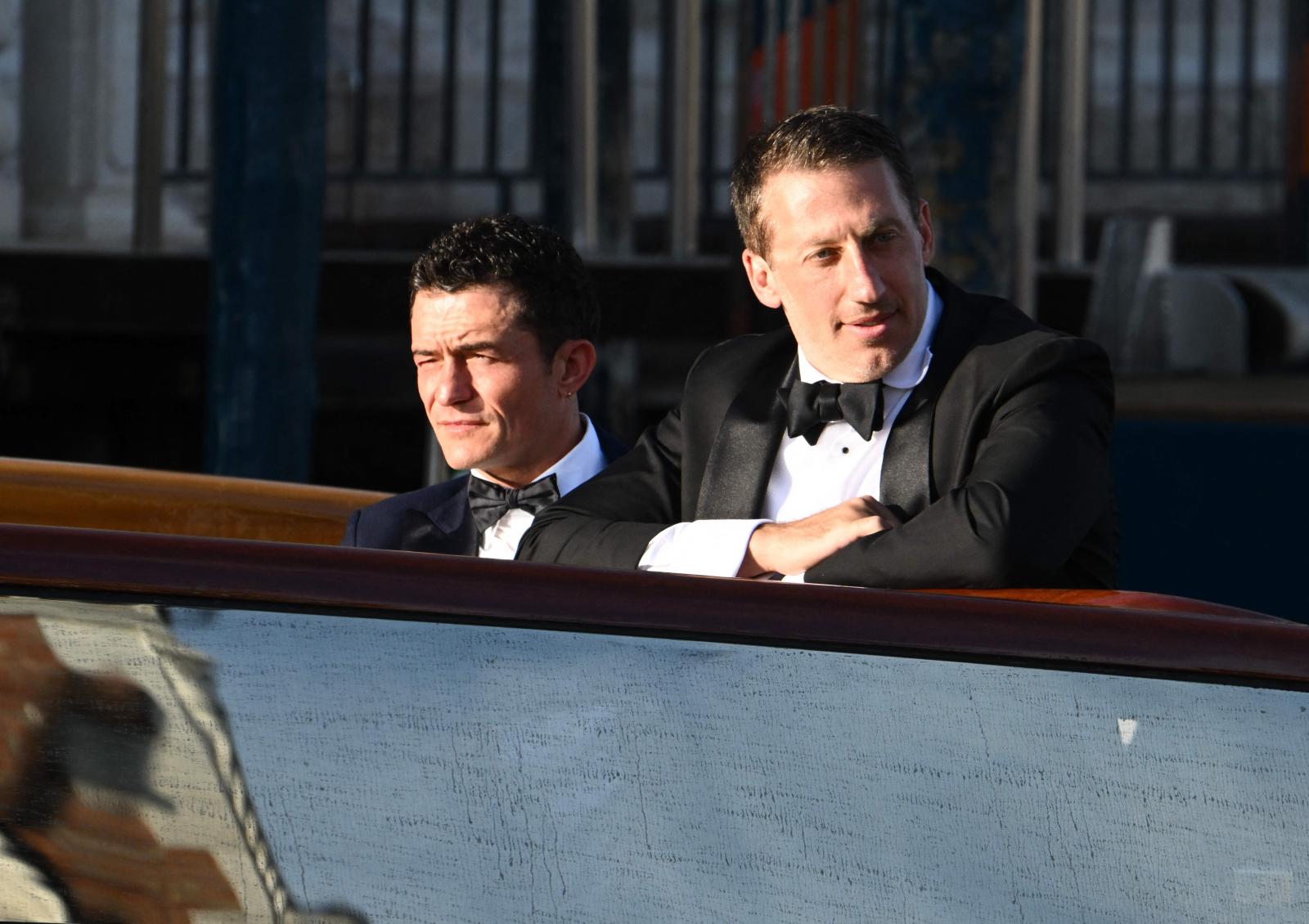 El actor británico Orlando Bloom abandona el hotel Gritti Palace el día de la boda del fundador de Amazon.