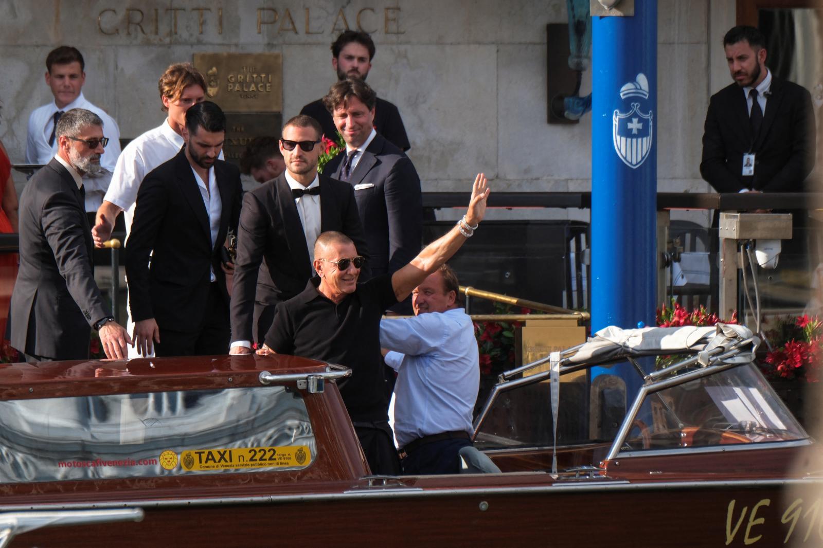 El diseñador de moda Stefano Gabbana sale del Palacio Gritti, en el segundo día de las festividades de la boda del fundador de Amazon Jeff Bezos y la periodista Lauren Sanchez, en Venecia.