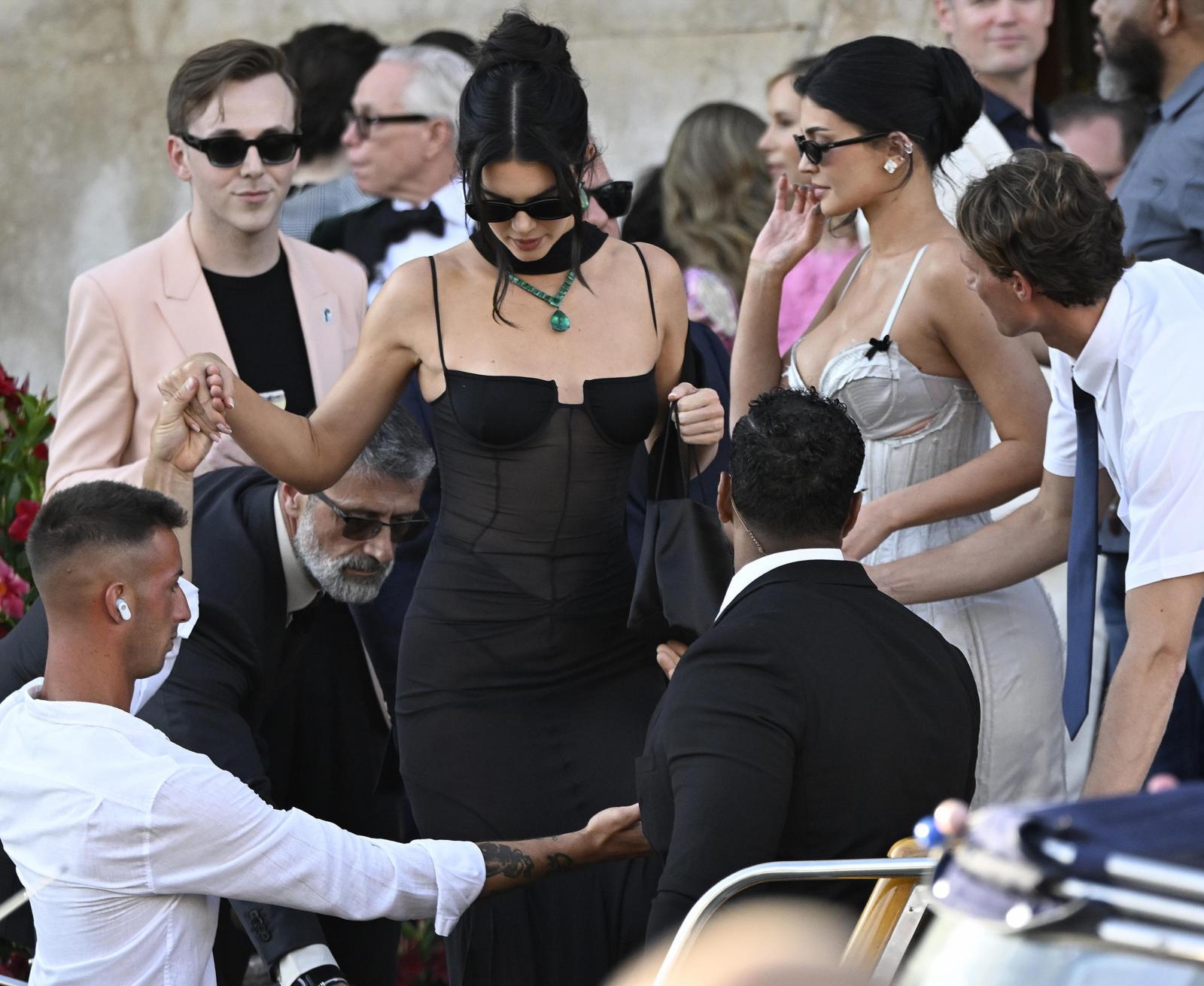Kylie y Kendall Jenner salen de un hotel en Venecia, Italia, el 27 de junio de 2025, en el segundo día de las celebraciones de la boda del fundador de Amazon, Jeff Bezos.