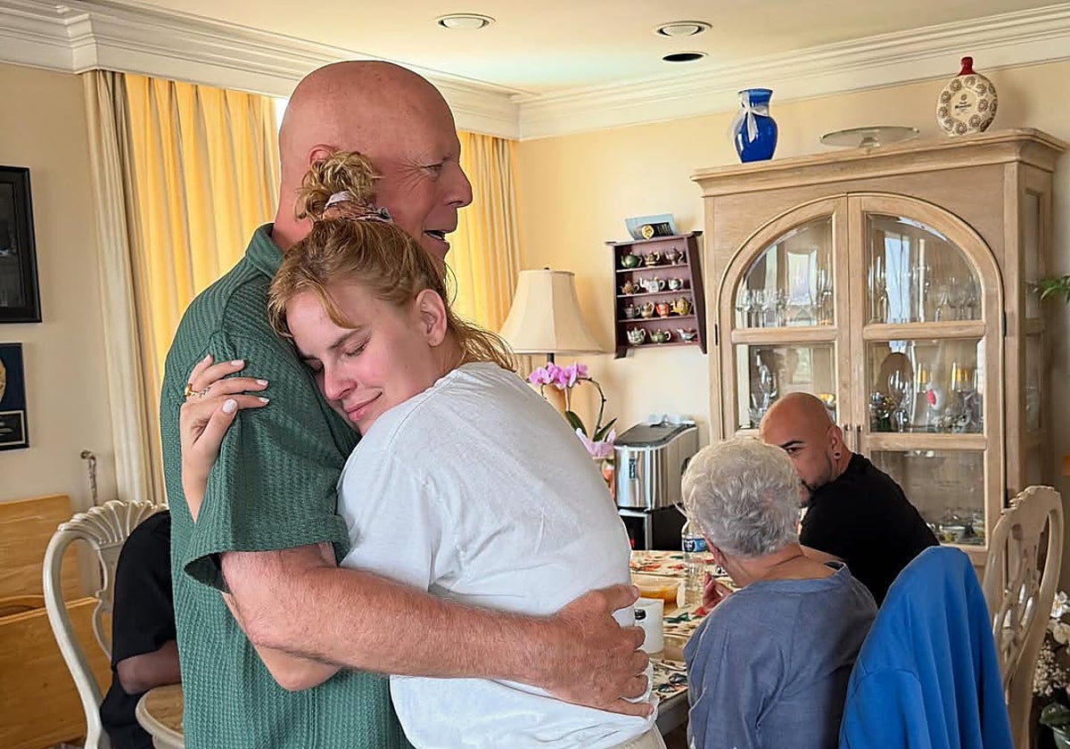 La hija de Bruce Willis responde a las críticas por mostrar a su padre: «Sé lo que él representa para todos»