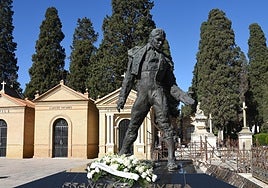 Denuncian el abandono y vandalismo en la tumba de Paquirri