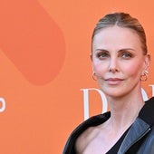 Charlize Theron, de 49 años, detalla una reciente experiencia sexual con un chico de 26 años