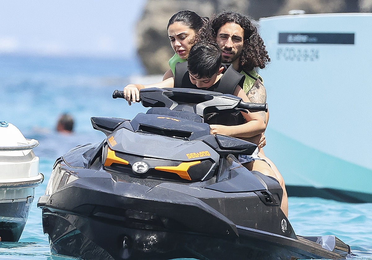 Marc Cucurella y Claudia Rodríguez, durante sus vacaciones.