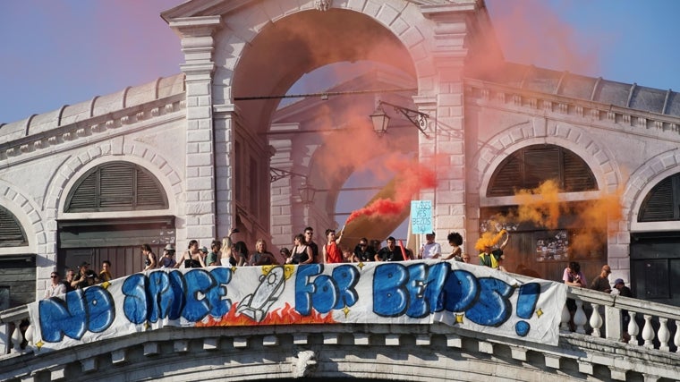 Imagen de la protesta 'No hay espacio para Bezos' pasado el ciclón de la boda del magnate de Amazon con la periodista de raíces mexicanas Lauren Sánchez