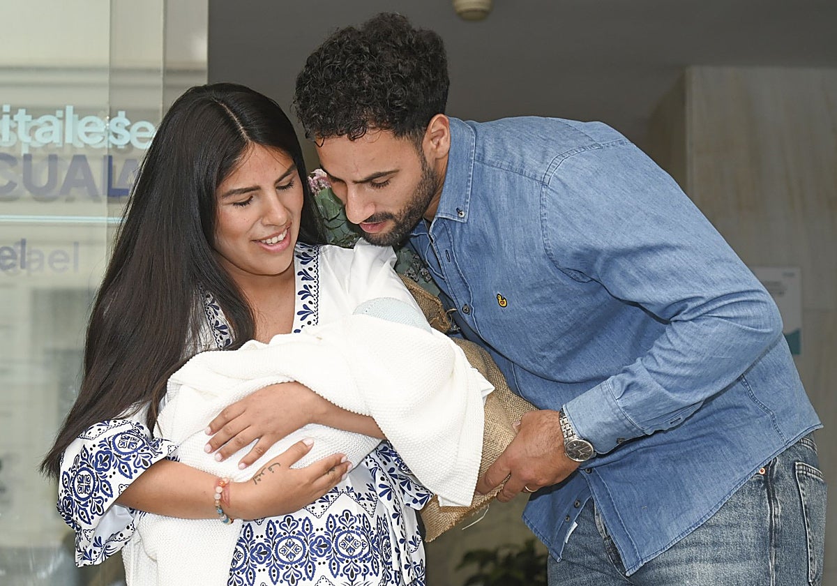 Isa Pantoja y Asraf Beno, a su salida del hospital