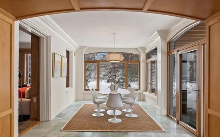 Imagen principal - INterior, vista aérea y fachada de la puerta trasera de la casa vendida por Richard Gere