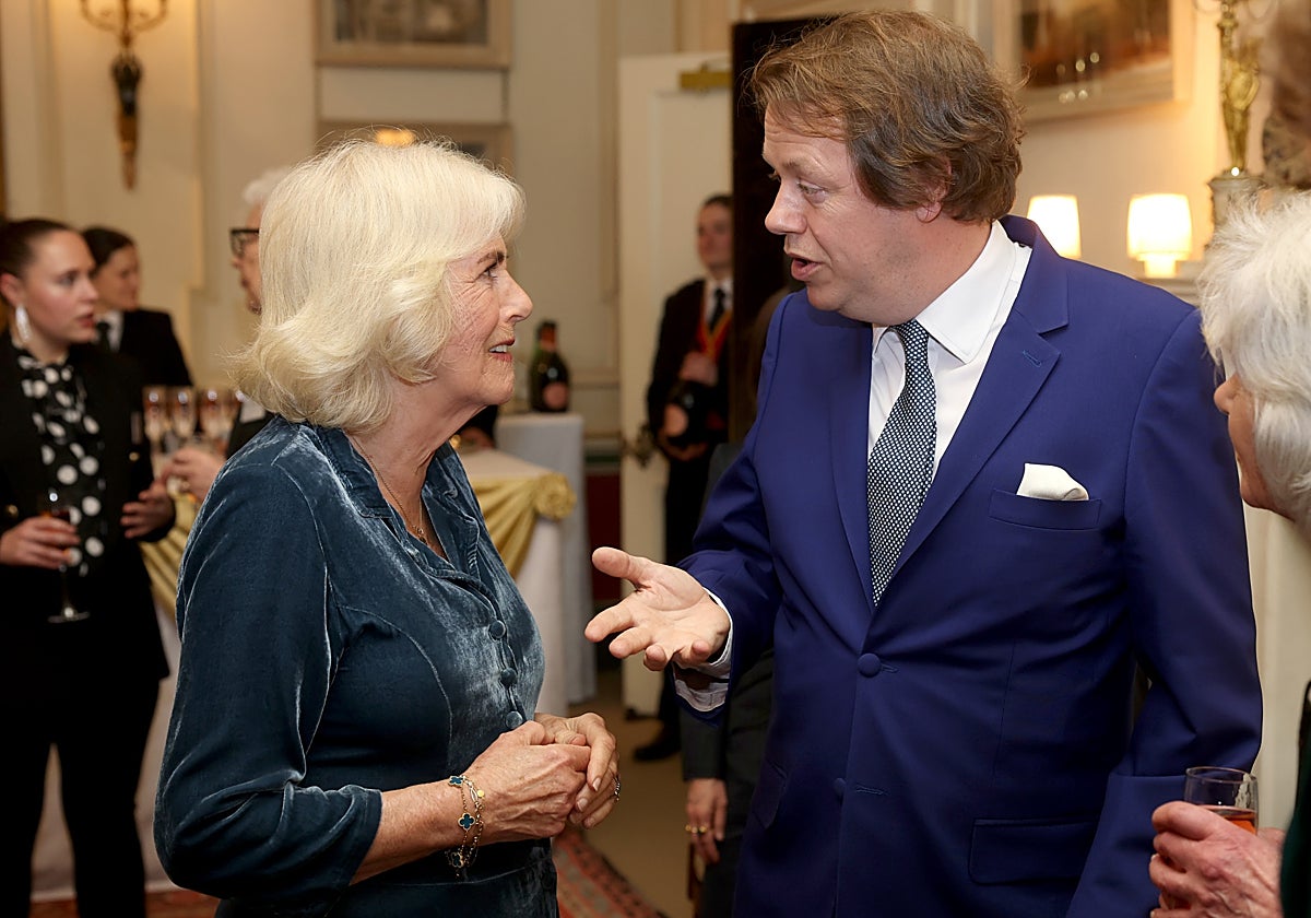 Tom Parker Bowles desmonta los mitos sobre su madre, la Reina Camila: «Nunca la he visto borracha»