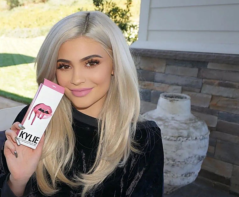 Kylie Jenner con uno de sus 'lip kits'