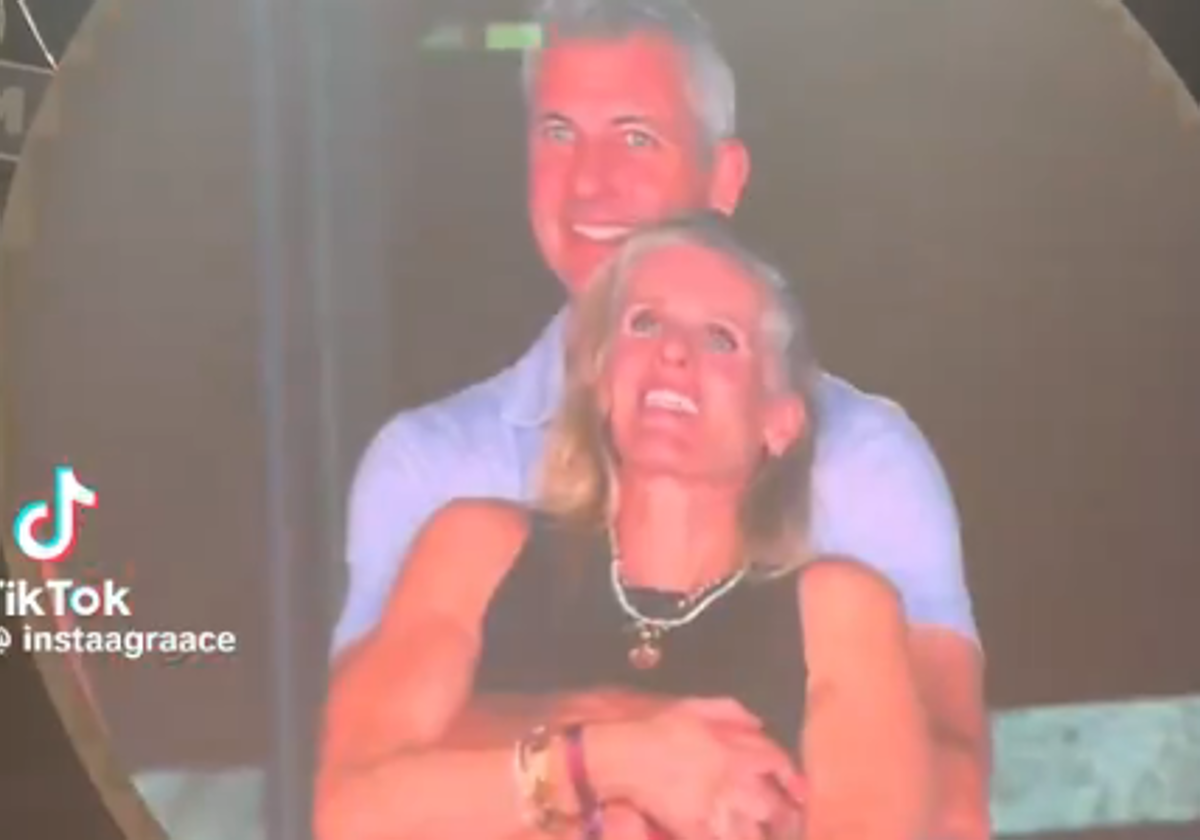 La &#039;kiss cam&#039; de un concierto de Coldplay caza la infidelidad entre el CEO millonario de Astronomer y su jefa de recursos humanos