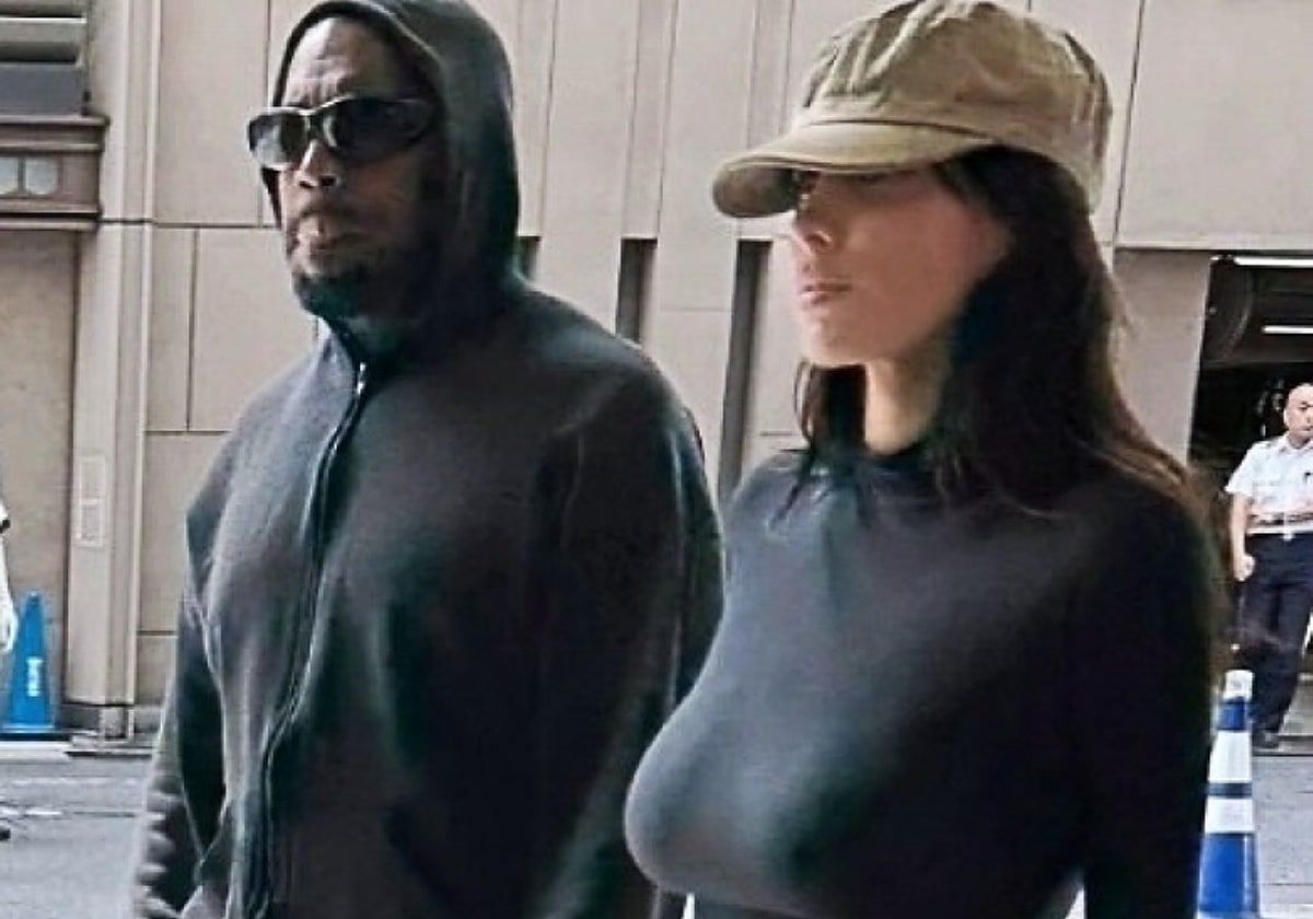 Kanye West y Bianca Censori, paseando por las calles de Tokio.