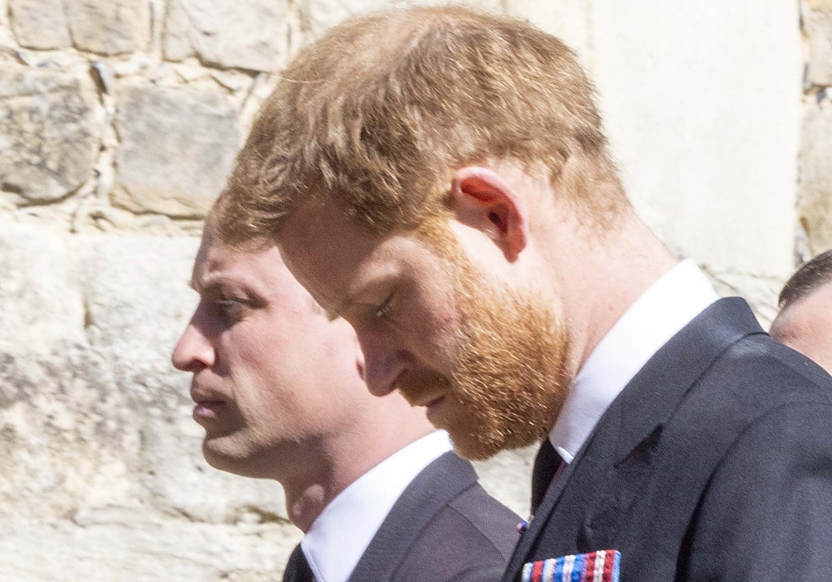 Los príncipes Harry y Guillermo, durante el funeral de la Reina Isabel.