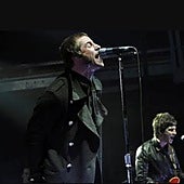 Oasis tira un dardo a Coldplay en pleno concierto: «No tenemos 'kiss cam', nos da igual con quién tengáis sexo»