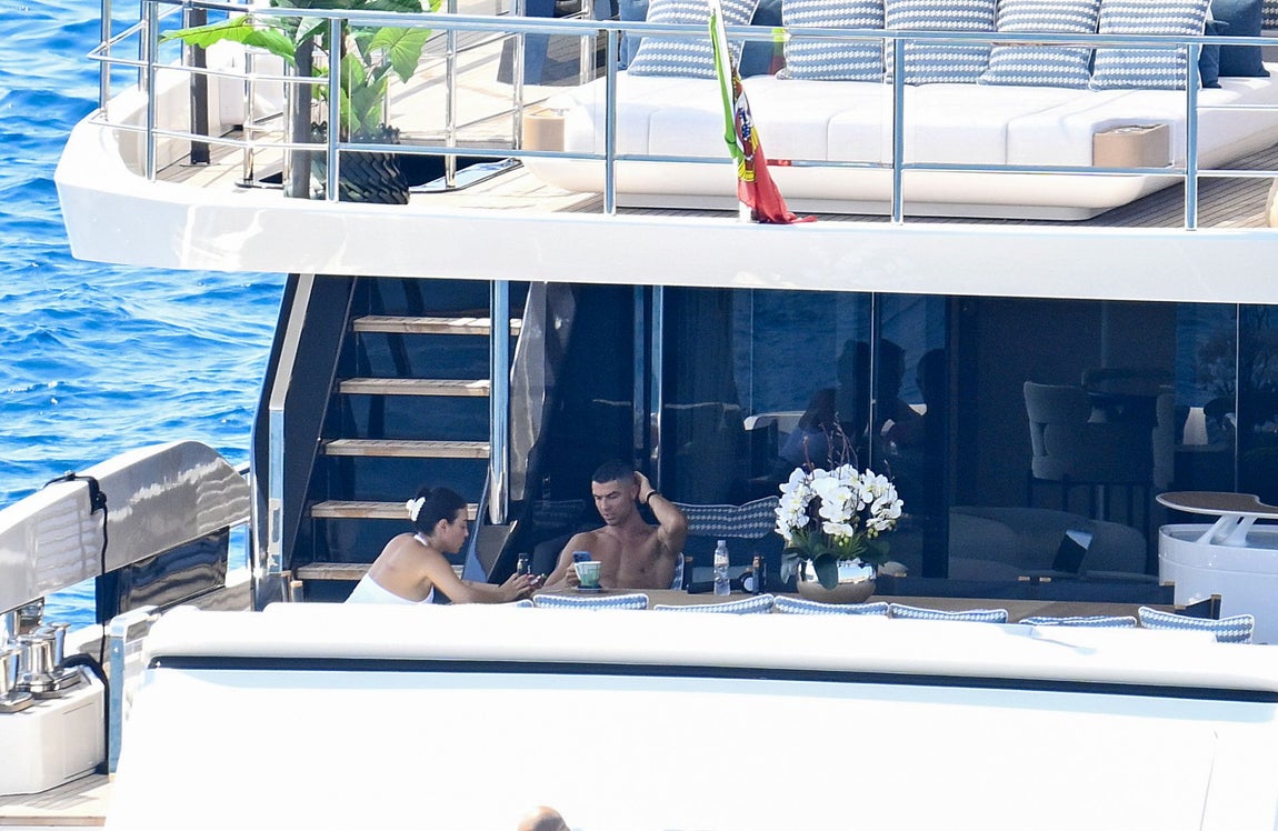Criatiano Ronaldo ha querido disfrutar de un megayate valorado en 15 millones de euros a surcar los mares mallorquines y tostarse al sol, como le gusta, en compañía de Georgina Rodríguez y por allí les han cazado los paparazzi. Lo que no consta es que hayan tomado tierra en la isla, por lo que es probable que se hayn quedado a bordo a disfrutar de los baños y las deliciosas comidas de su cocinero privado.