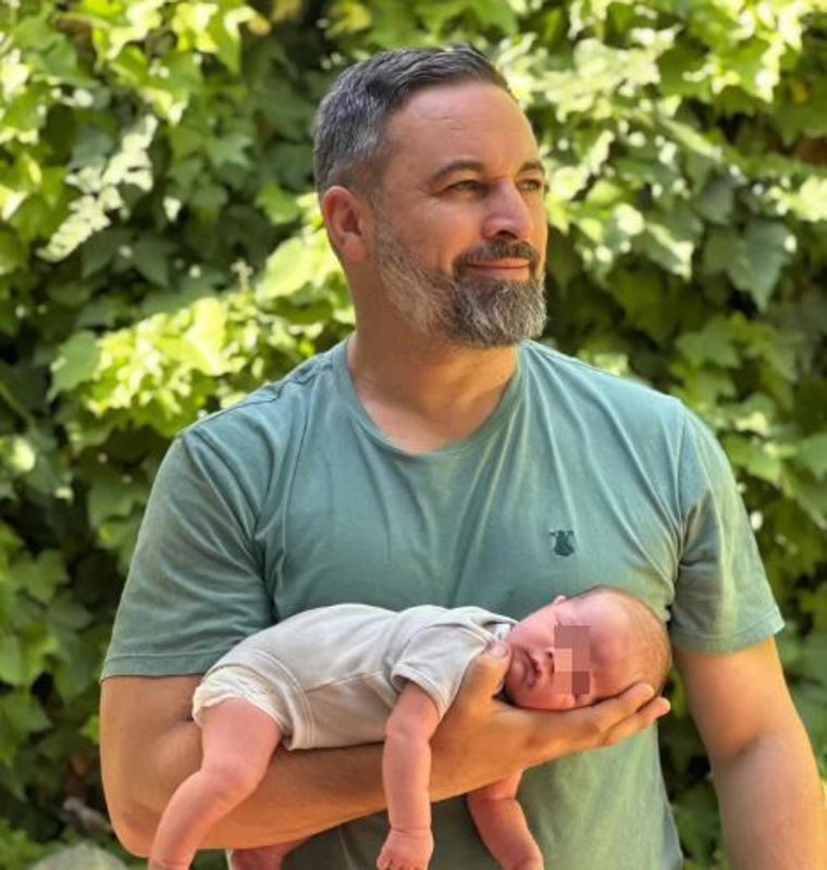 Santiago Abascal junto a su hijo recién nacido