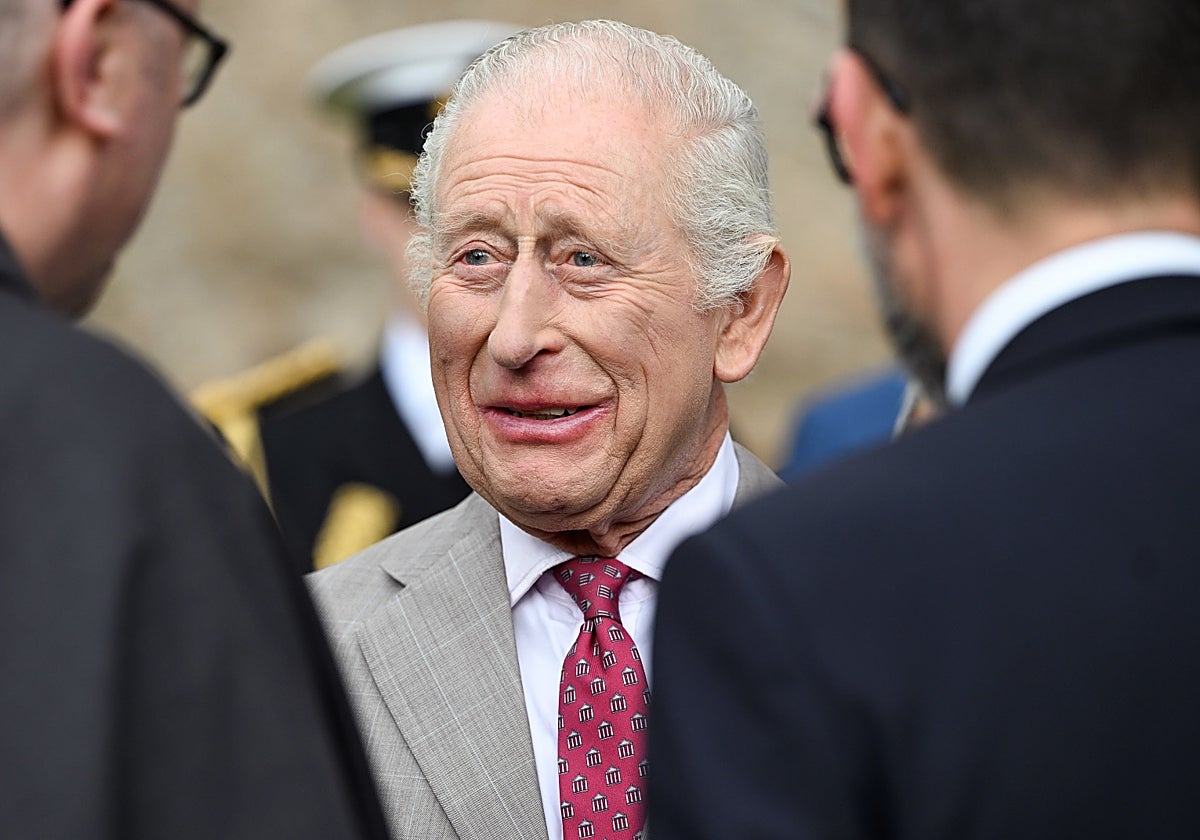 Carlos III reaparece en Escocia con bastón y alimenta nuevas especulaciones sobre su salud