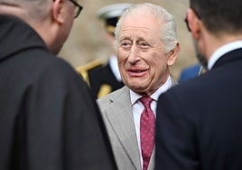 Carlos III reaparece en Escocia con bastón y alimenta nuevas especulaciones sobre su salud