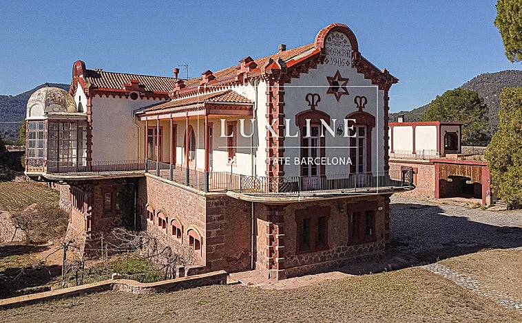 Imagen principal - Tres imágenes de los detalles modernistas de la propiedad