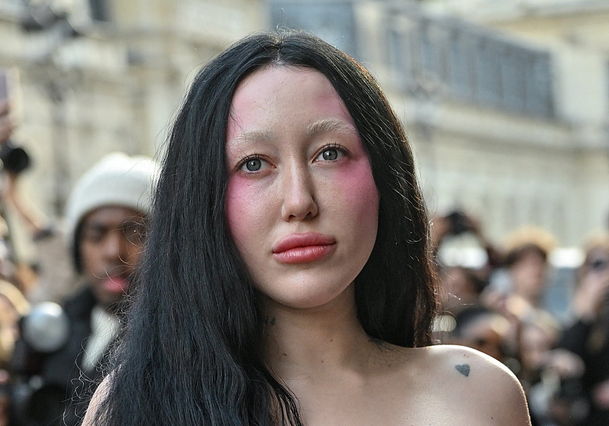 Noah, la hermana de Miley Cyrus se pronuncia sobre el conflicto familiar: «Me mantengo alejada del drama»