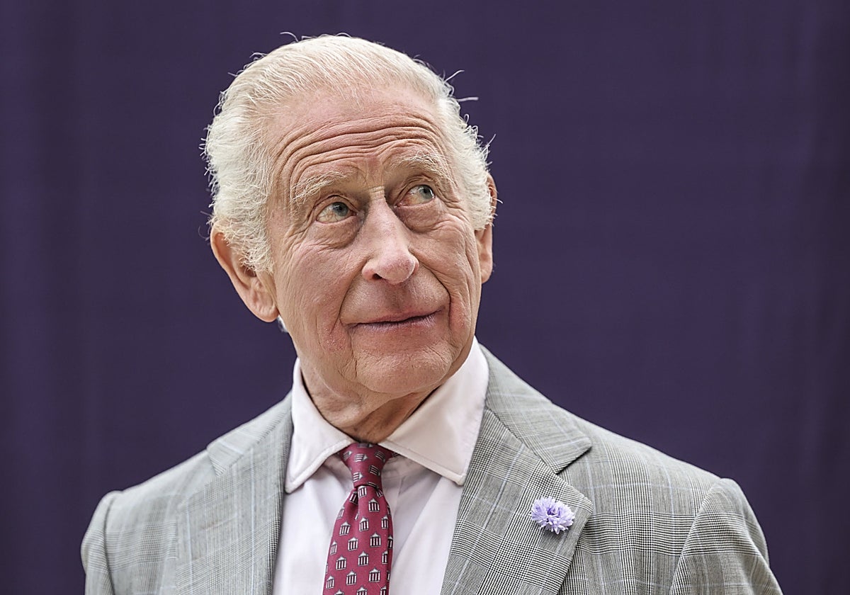 El Rey Carlos III, en su visita al hospital.